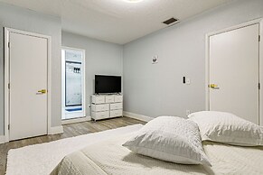 3 Mi to Usf: Chic Home w/ Yard in Tampa!