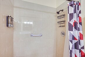 11 Mi to South Beach: Home w/ Screened Porch!