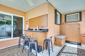 11 Mi to South Beach: Home w/ Screened Porch!