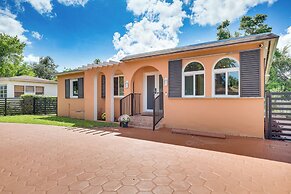 11 Mi to South Beach: Home w/ Screened Porch!