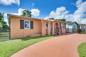 11 Mi to South Beach: Home w/ Screened Porch!