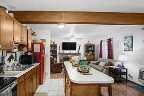 Eagle's Nest - Hot Tub, Deck & Prime Location 2 Bedroom Cabin