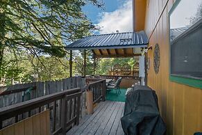 Eagle's Nest - Hot Tub, Deck & Prime Location 2 Bedroom Cabin