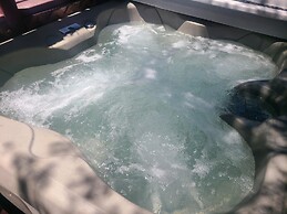 Eagle's Nest - Hot Tub, Deck & Prime Location 2 Bedroom Cabin