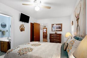 Eagle's Nest - Hot Tub, Deck & Prime Location 2 Bedroom Cabin