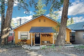 Eagle's Nest - Hot Tub, Deck & Prime Location 2 Bedroom Cabin