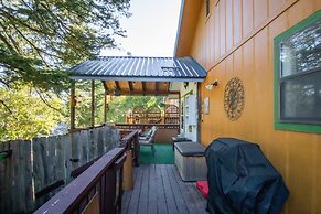 Eagle's Nest - Hot Tub, Deck & Prime Location 2 Bedroom Cabin