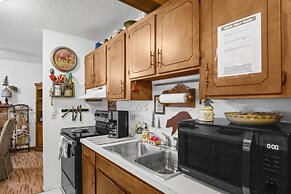 Eagle's Nest - Hot Tub, Deck & Prime Location 2 Bedroom Cabin