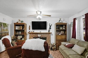 Eagle's Nest - Hot Tub, Deck & Prime Location 2 Bedroom Cabin