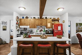 Eagle's Nest - Hot Tub, Deck & Prime Location 2 Bedroom Cabin