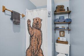 Eagle's Nest - Hot Tub, Deck & Prime Location 2 Bedroom Cabin