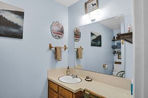 Eagle's Nest - Hot Tub, Deck & Prime Location 2 Bedroom Cabin