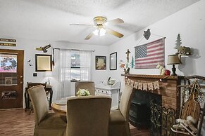 Eagle's Nest - Hot Tub, Deck & Prime Location 2 Bedroom Cabin