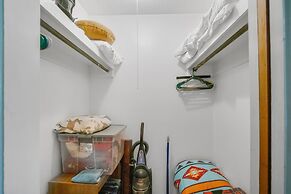 Eagle's Nest - Hot Tub, Deck & Prime Location 2 Bedroom Cabin