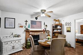 Eagle's Nest - Hot Tub, Deck & Prime Location 2 Bedroom Cabin