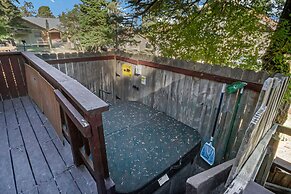 Eagle's Nest - Hot Tub, Deck & Prime Location 2 Bedroom Cabin