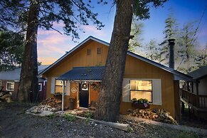 Eagle's Nest - Hot Tub, Deck & Prime Location 2 Bedroom Cabin