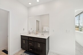 Spacious 3br Home With Charming Backyard 3 Bedroom Home