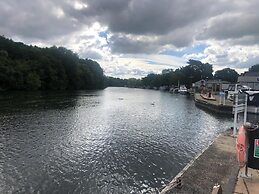 Riverside Boat Retreat on the River Thames