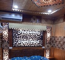 Houseboat  New  Dongola