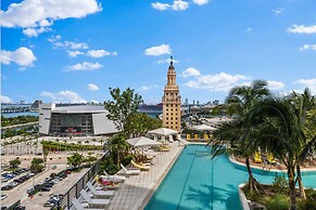 PH 51 Studio with Panoramic City Views