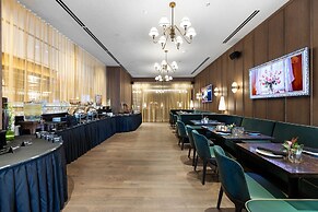 PH 51 Studio with Panoramic City Views