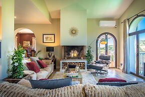 Luxury Villa With Stunning Views in Estepona