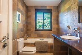 Luxury Villa With Stunning Views in Estepona