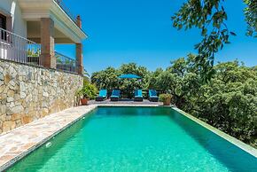 Luxury Villa With Stunning Views in Estepona