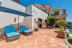 Luxury Villa With Stunning Views in Estepona