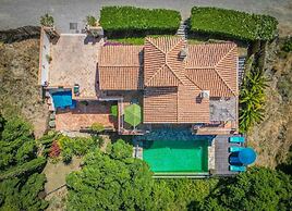 Luxury Villa With Stunning Views in Estepona
