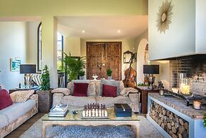 Luxury Villa With Stunning Views in Estepona