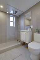 Apt Just 10 Minutes Away to Airport