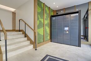 Apt Just 10 Minutes Away to Airport