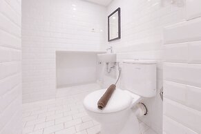 Spacious and Comfort Studio Loft at Kingland Avenue Apartment