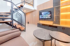 Spacious and Comfort Studio Loft at Kingland Avenue Apartment