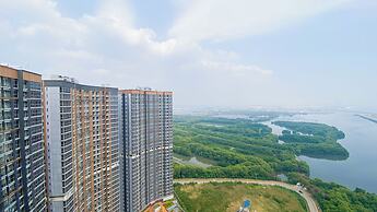 Simply Look Studio at Gold Coast Apartment