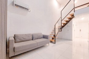 Homey and Comfy Studio Loft at Kingland Avenue Apartment