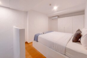 Homey and Comfy Studio Loft at Kingland Avenue Apartment