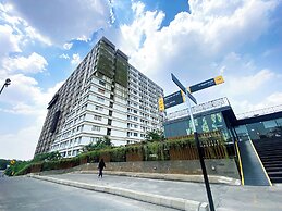 Cozy and Warm Studio at Gateway Park LRT City Bekasi Apartment