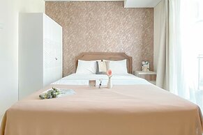 Modern Look Studio Apartment at Woodland Park Residence