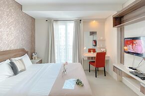 Modern Look Studio Apartment at Woodland Park Residence