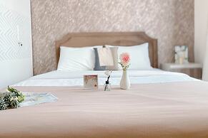 Modern Look Studio Apartment at Woodland Park Residence