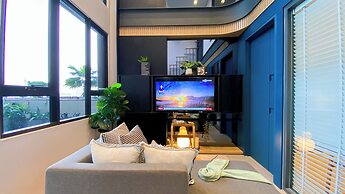 Elegant 2BR Loft Garden Villa at Collins Boulevard Apartment