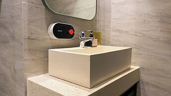 Elegant 2BR Loft Garden Villa at Collins Boulevard Apartment