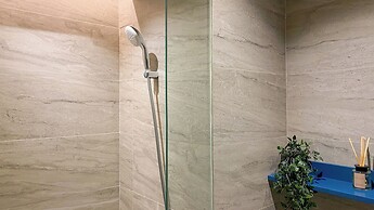 Elegant 2BR Loft Garden Villa at Collins Boulevard Apartment