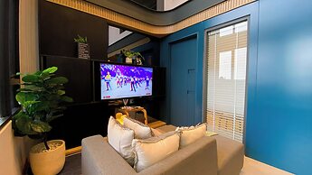 Elegant 2BR Loft Garden Villa at Collins Boulevard Apartment