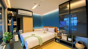 Elegant 2BR Loft Garden Villa at Collins Boulevard Apartment