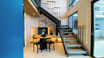 Elegant 2BR Loft Garden Villa at Collins Boulevard Apartment