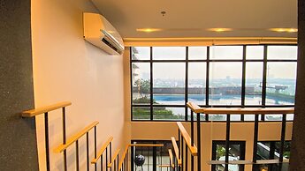 Elegant 2BR Loft Garden Villa at Collins Boulevard Apartment